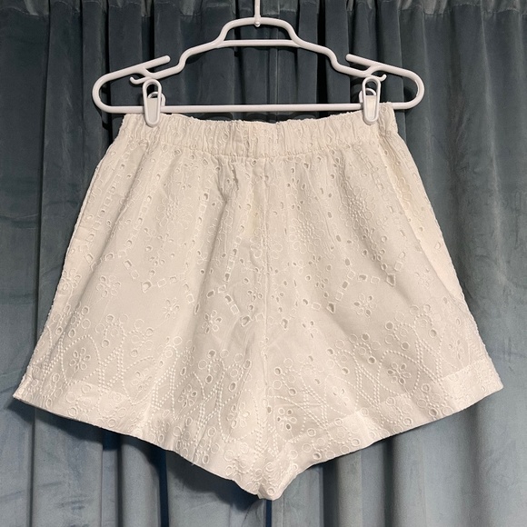 Abercrombie White Lace Shorts - Picture 2 of 3